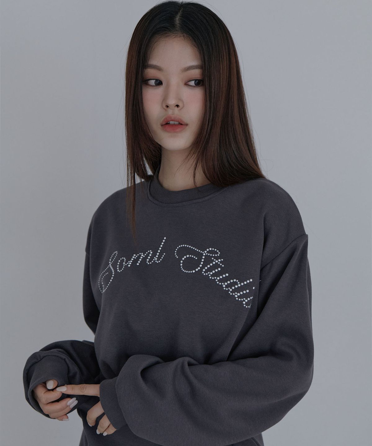 오오엠엘(5OML) 레터링 핫픽스 스웻셔츠 차콜