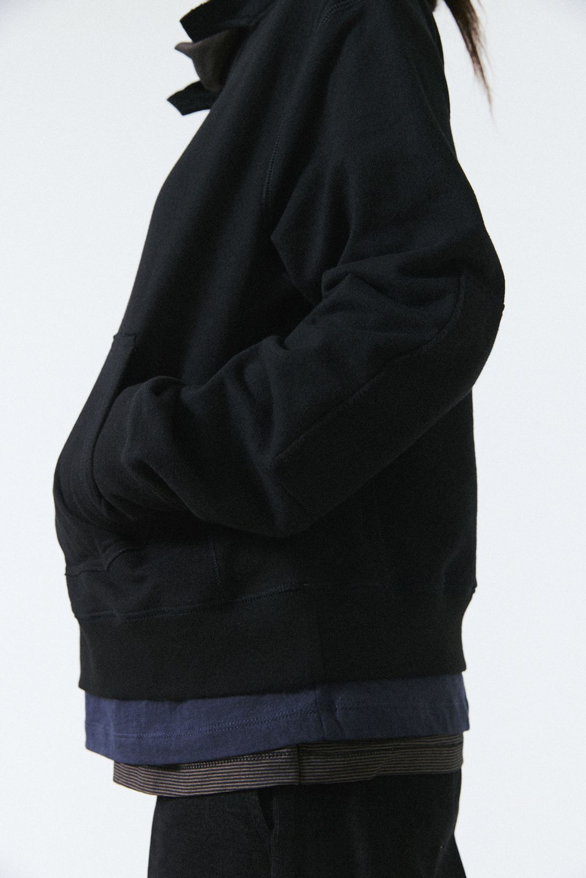 해칭룸(HATCHINGROOM) Overlay Sweatshirt Black