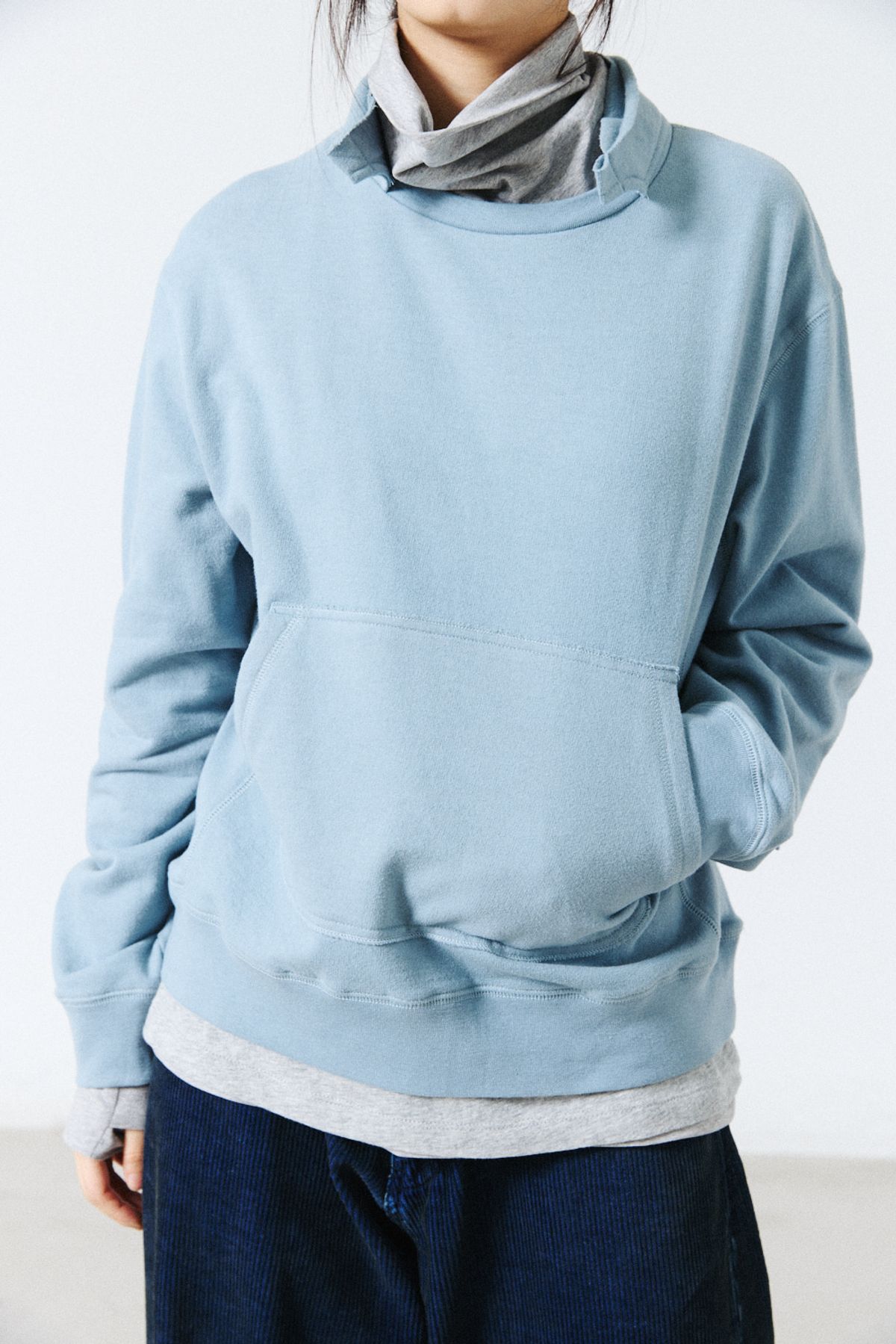 해칭룸(HATCHINGROOM) Overlay Sweatshirt Blue Grey