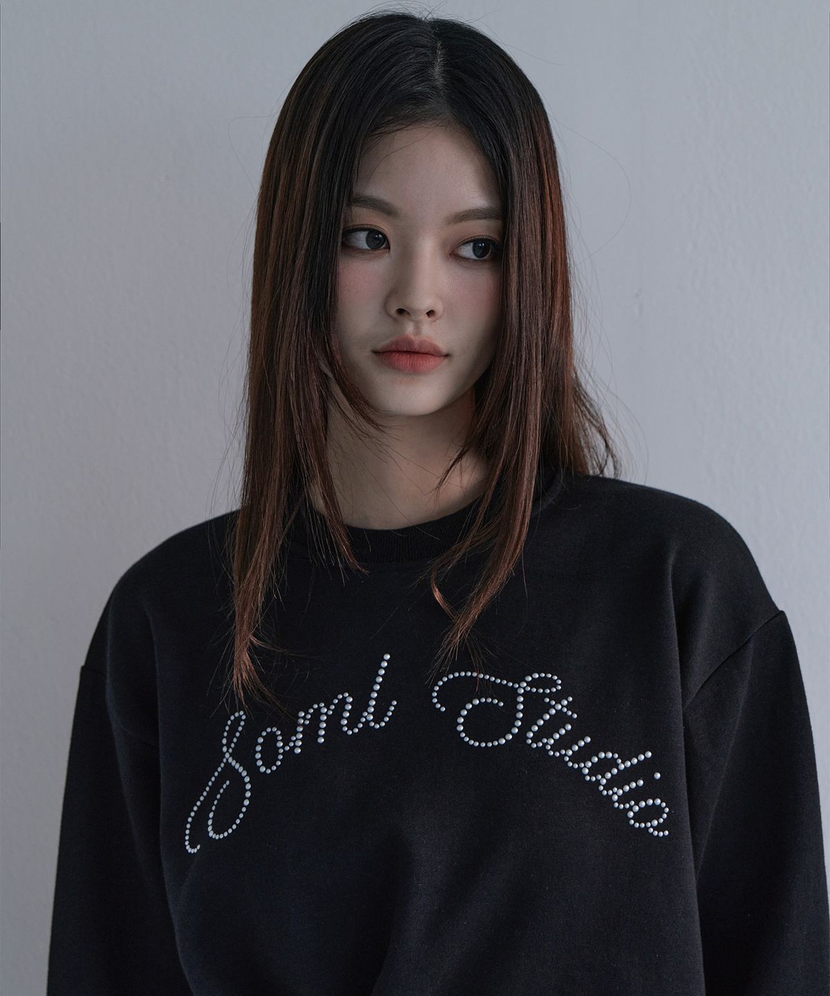 오오엠엘(5OML) 레터링 핫픽스 스웻셔츠 블랙