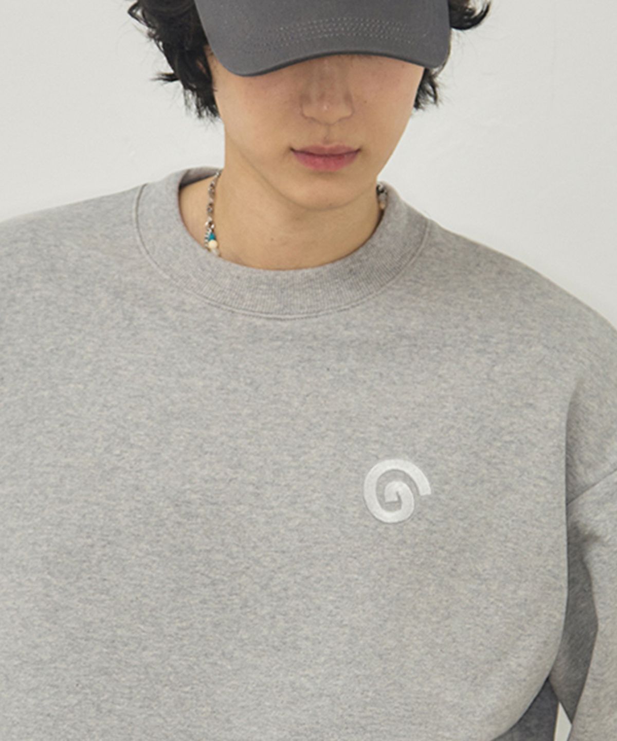 그레이버(GRAVER) [UNISEX]G SYMBOL 자수 맨투맨_2color