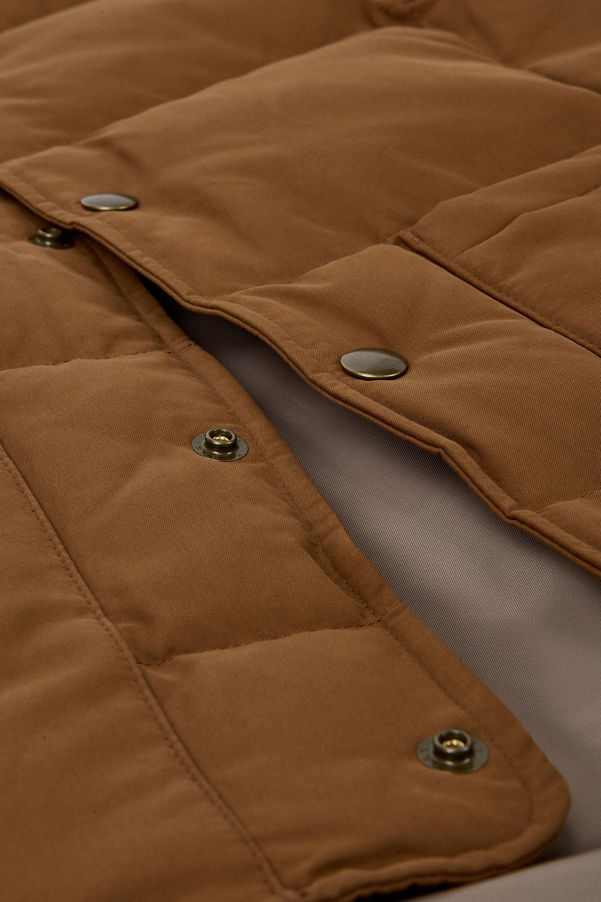 맨온더분(MAN ON THE BOON) 퀼티드 덕다운 베스트_브라운 4715309010