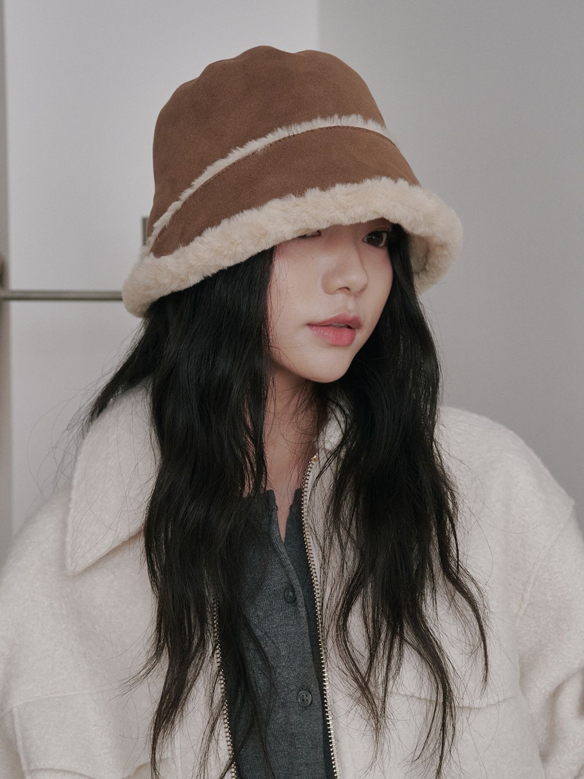 올인컴플리트(ALLINCOMPLETE) 문 스웨이드 보닛햇 (브라운)