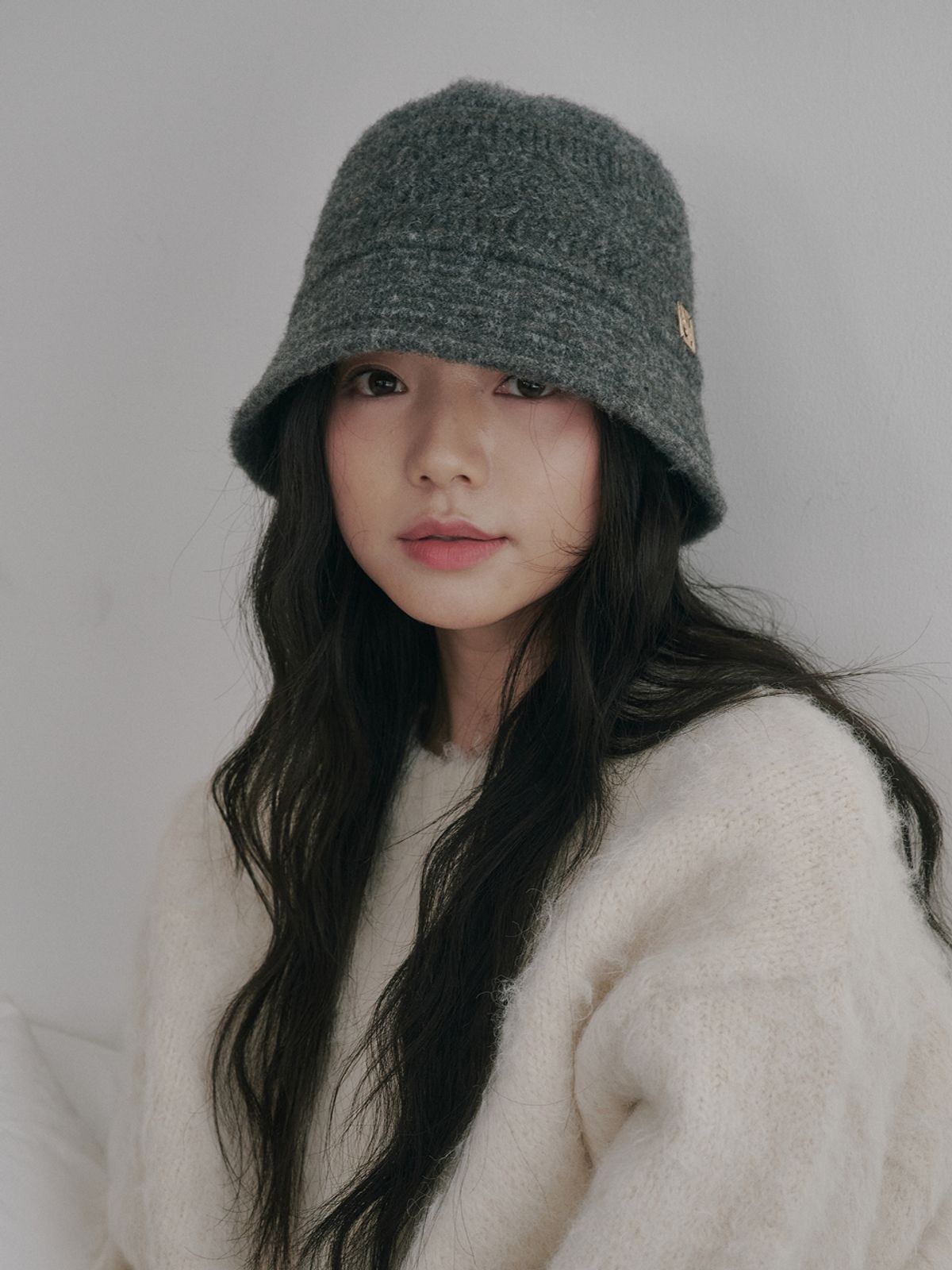올인컴플리트(ALLINCOMPLETE) 에로우 링 버킷햇 (차콜)