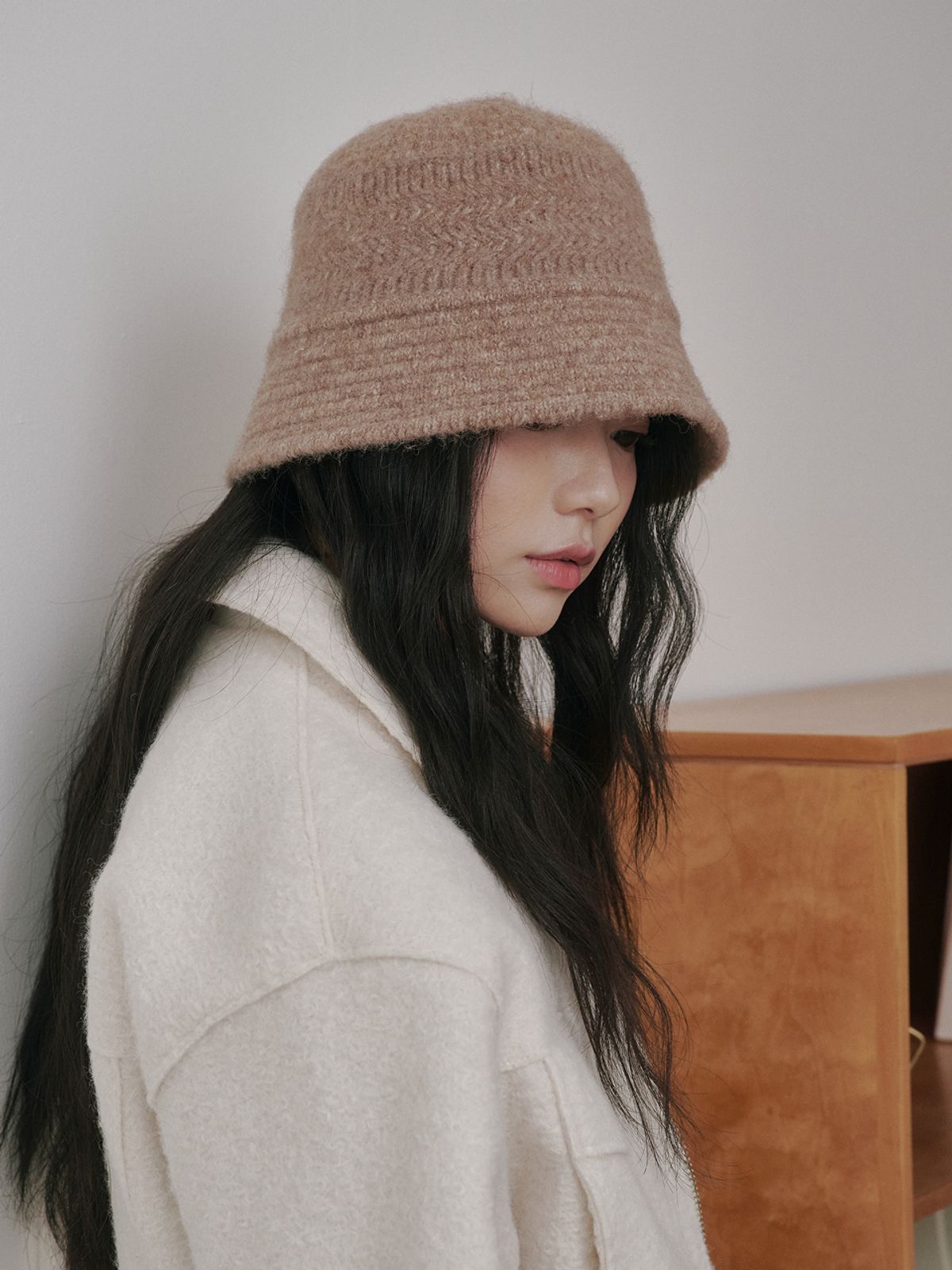 올인컴플리트(ALLINCOMPLETE) 에로우 링 버킷햇 (코코아)