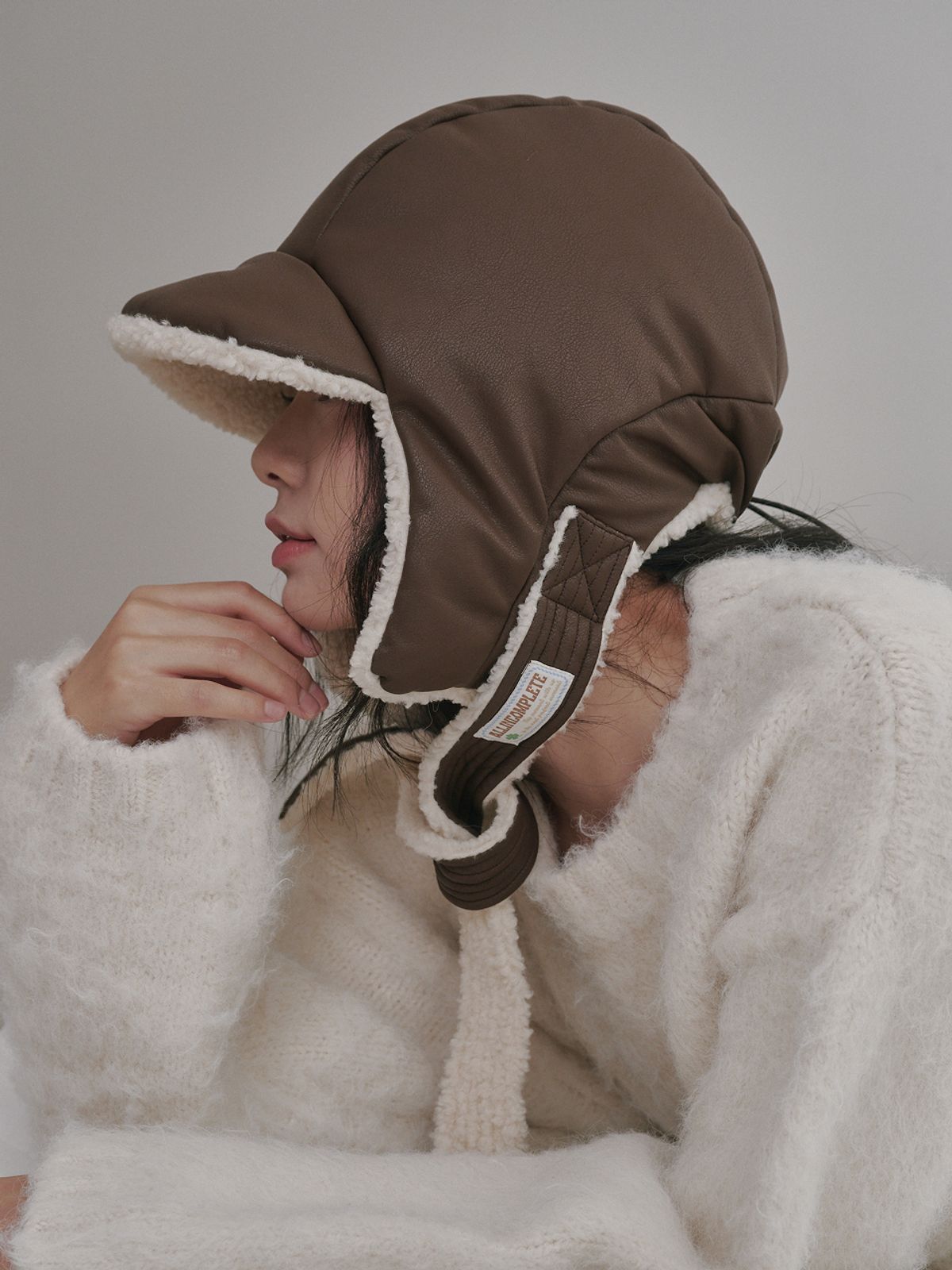 올인컴플리트(ALLINCOMPLETE) 레더 푸들 패딩 바라클라바 (브라운)