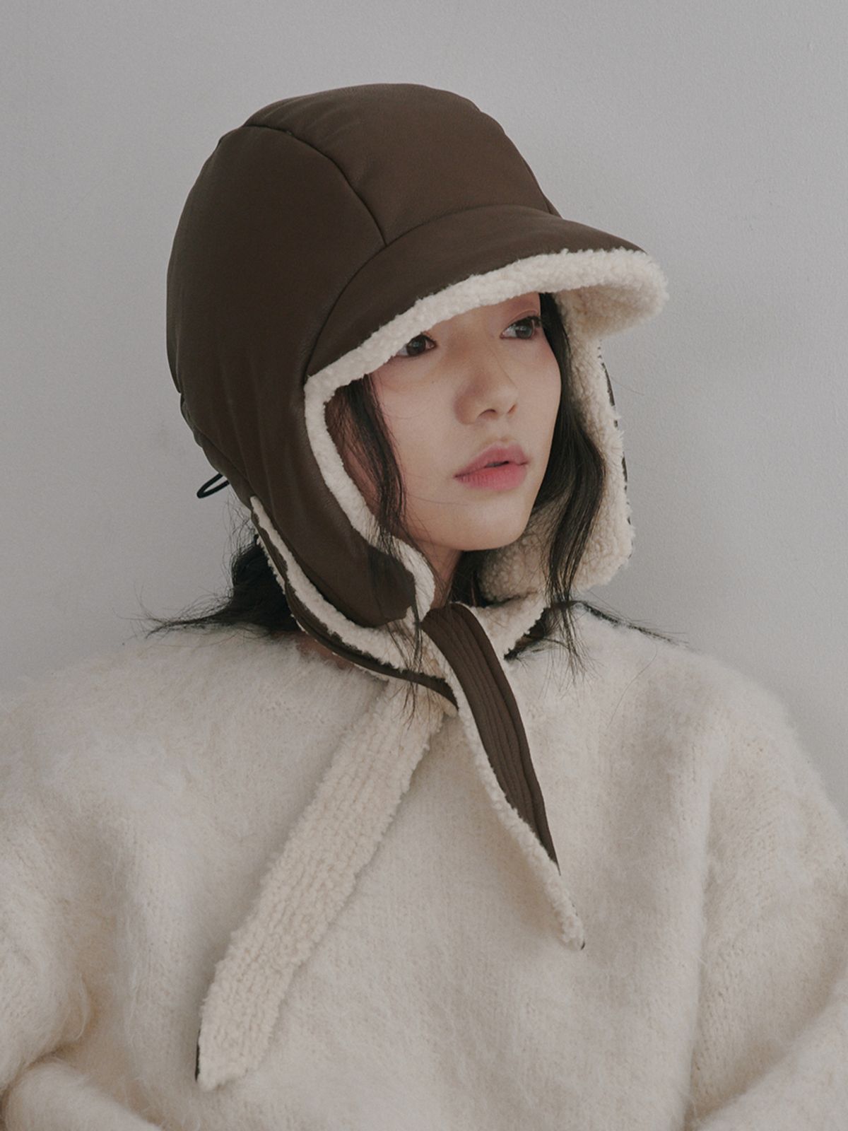 올인컴플리트(ALLINCOMPLETE) 레더 푸들 패딩 바라클라바 (브라운)