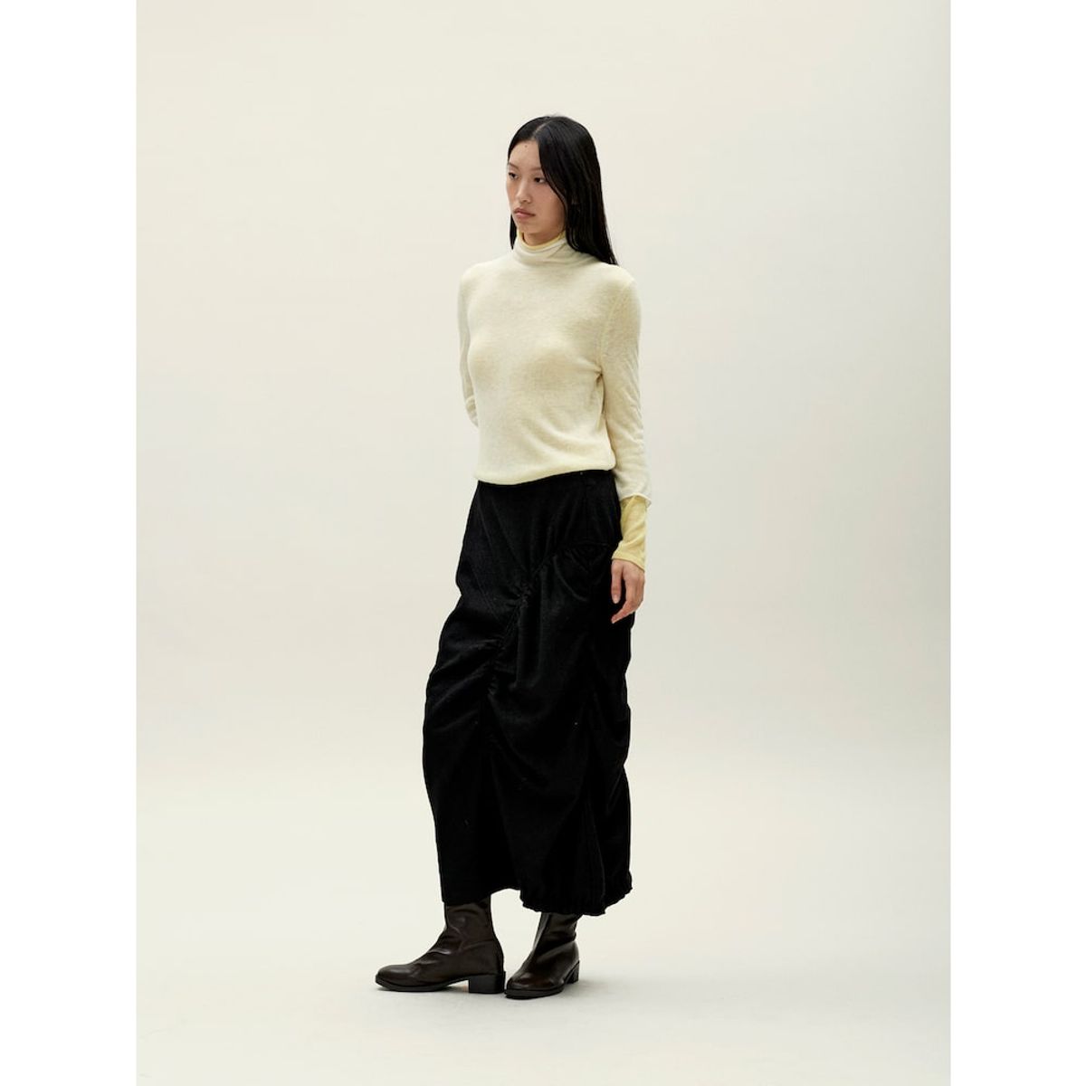 앙개(ANGGAE) Asymmetrical Shirring Skirt  Black