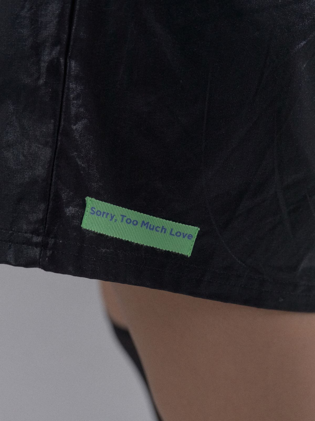 쏘리, 투 머치 러브(SORRY, TOO MUCH LOVE) Shimmer Coated Drawstring Pants_Black