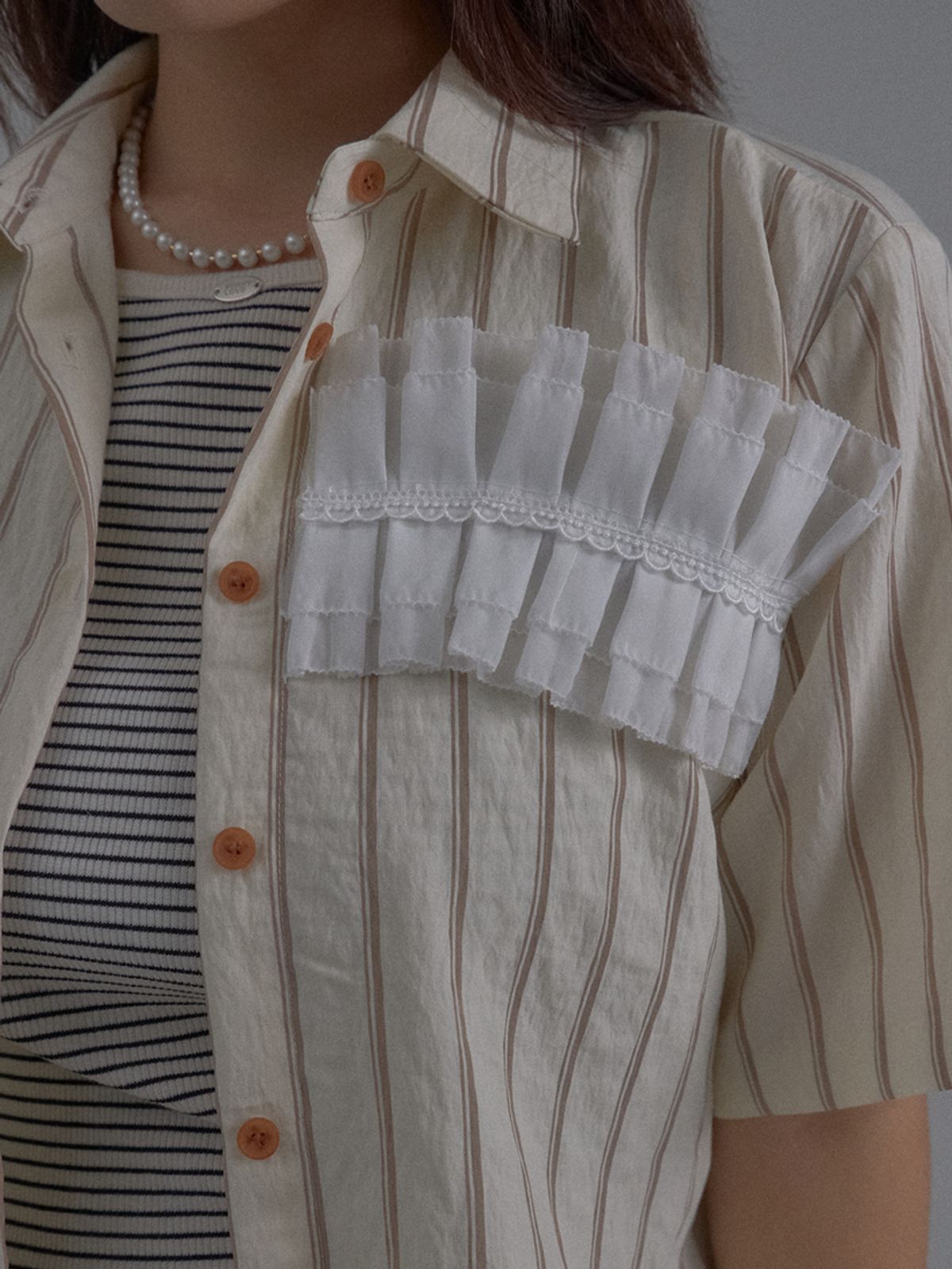 쏘리, 투 머치 러브(SORRY, TOO MUCH LOVE) Striped Pleated Lace Blouse_Beige