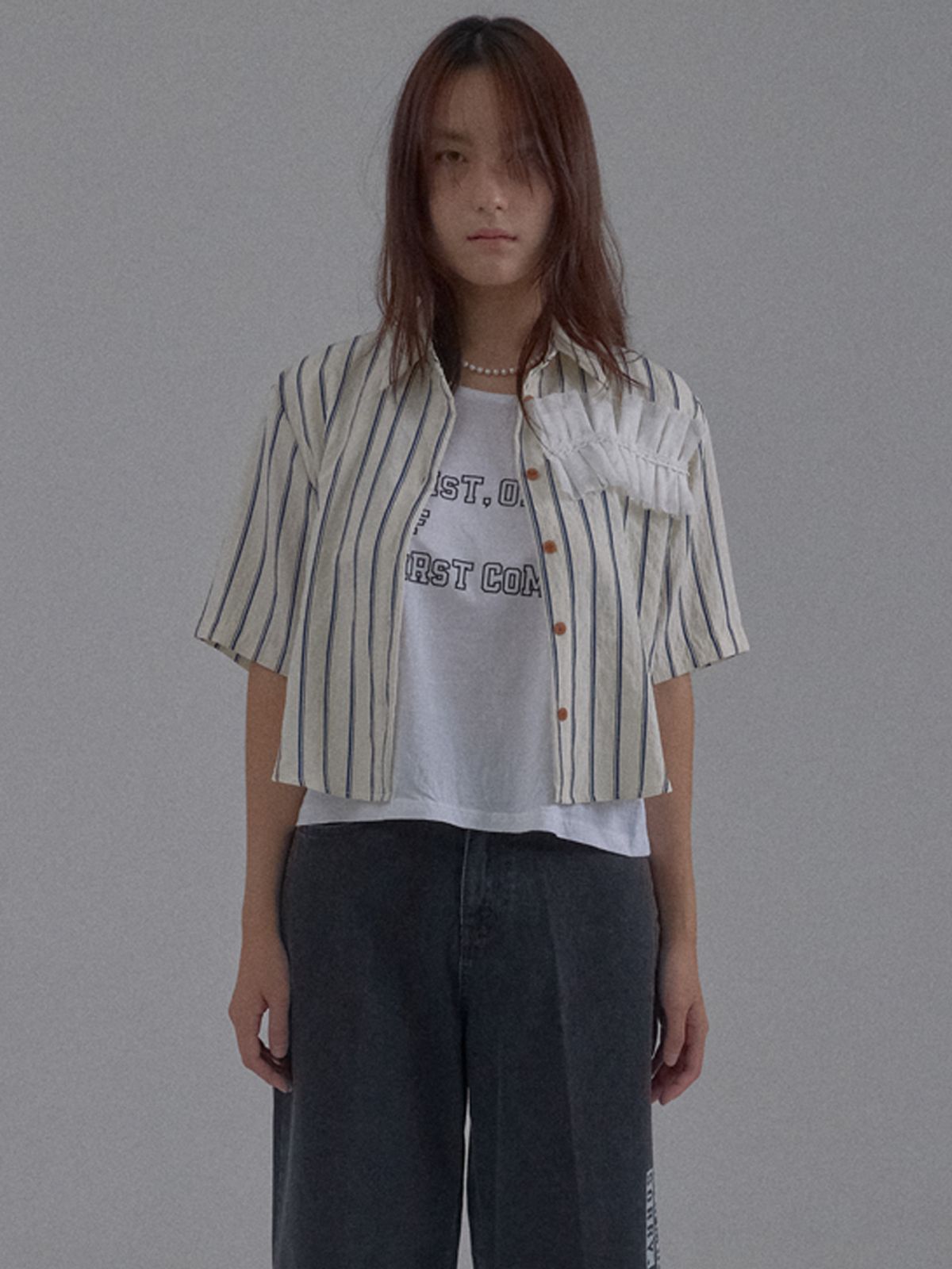 쏘리, 투 머치 러브(SORRY, TOO MUCH LOVE) Striped Pleated Lace Blouse_Navy