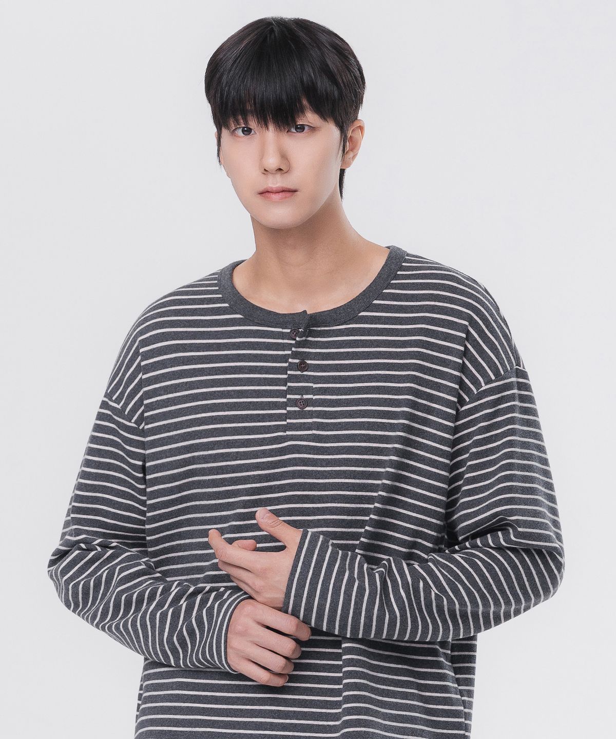 앨빈클로(ALVINCLO) 피치 스트라이프 3버튼 헨리넥 긴팔티셔츠 AVT953 (3 COLOR)