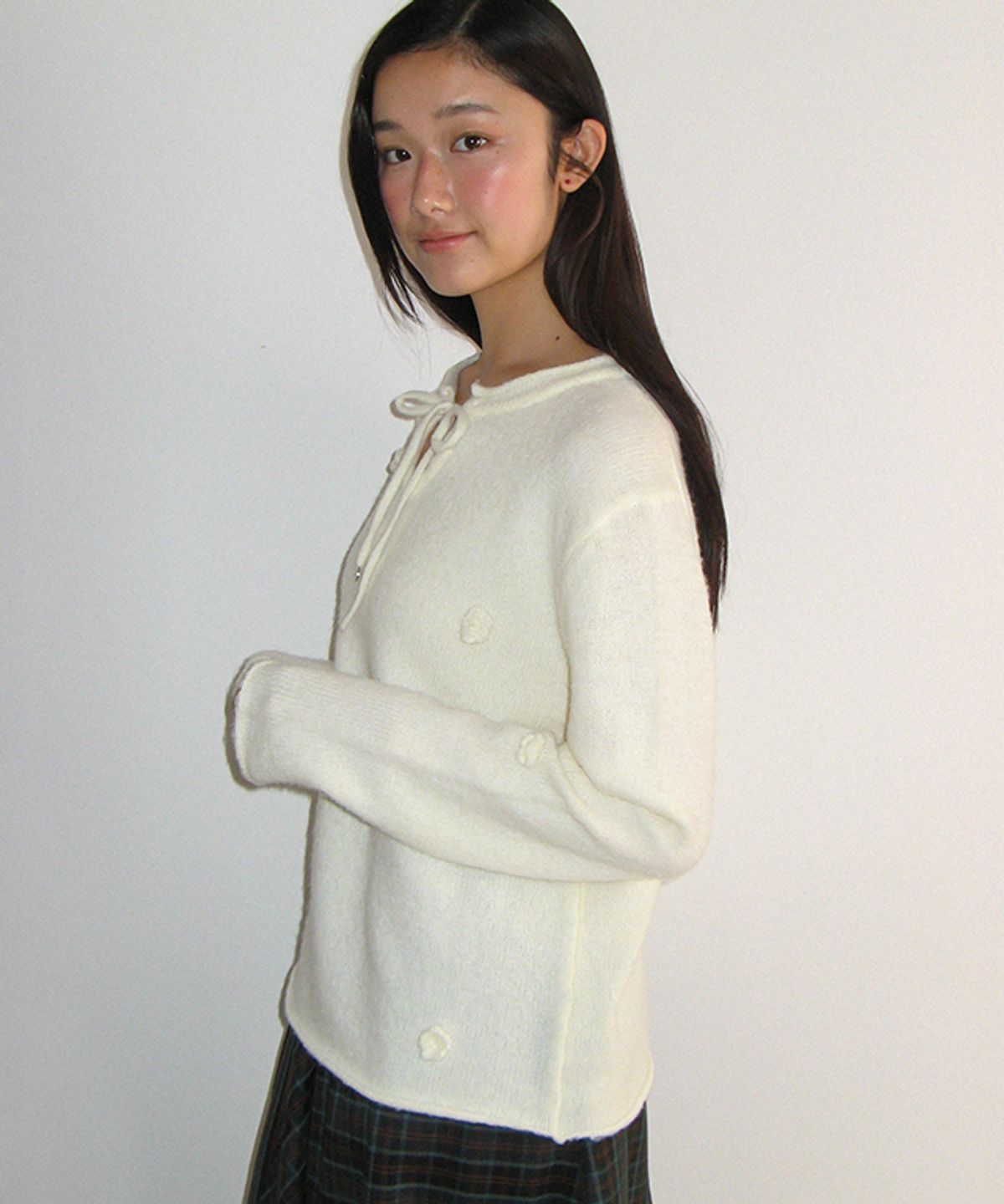 론론(RONRON) FLOWER DETAIL V NECK KNIT IVORY