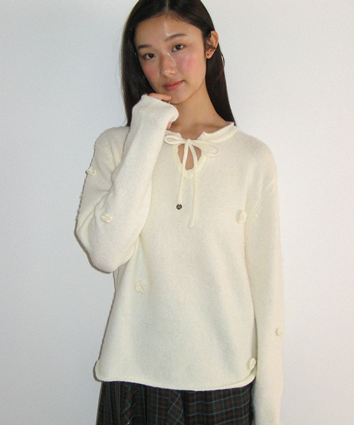 론론(RONRON) FLOWER DETAIL V NECK KNIT IVORY