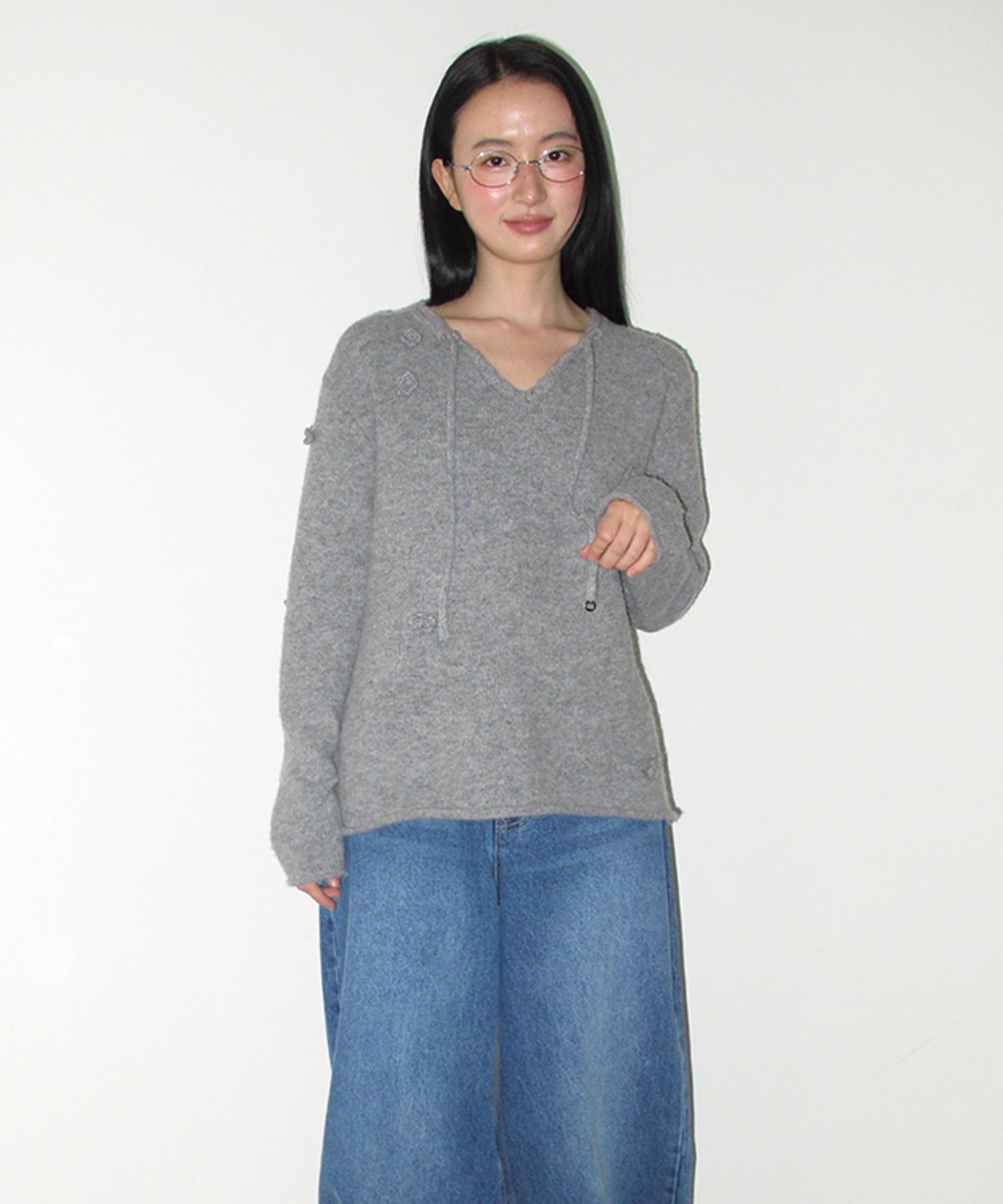 론론(RONRON) FLOWER DETAIL V NECK KNIT GREY