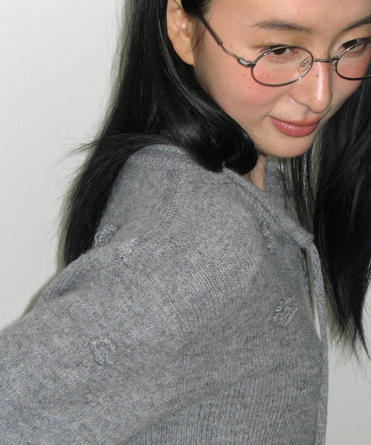 론론(RONRON) FLOWER DETAIL V NECK KNIT GREY