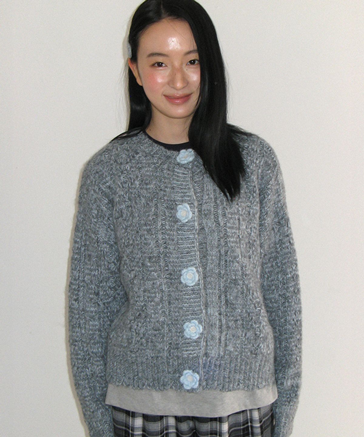 론론(RONRON) HANDMADE FLOWER BUTTON KNIT CARDIGAN GREY