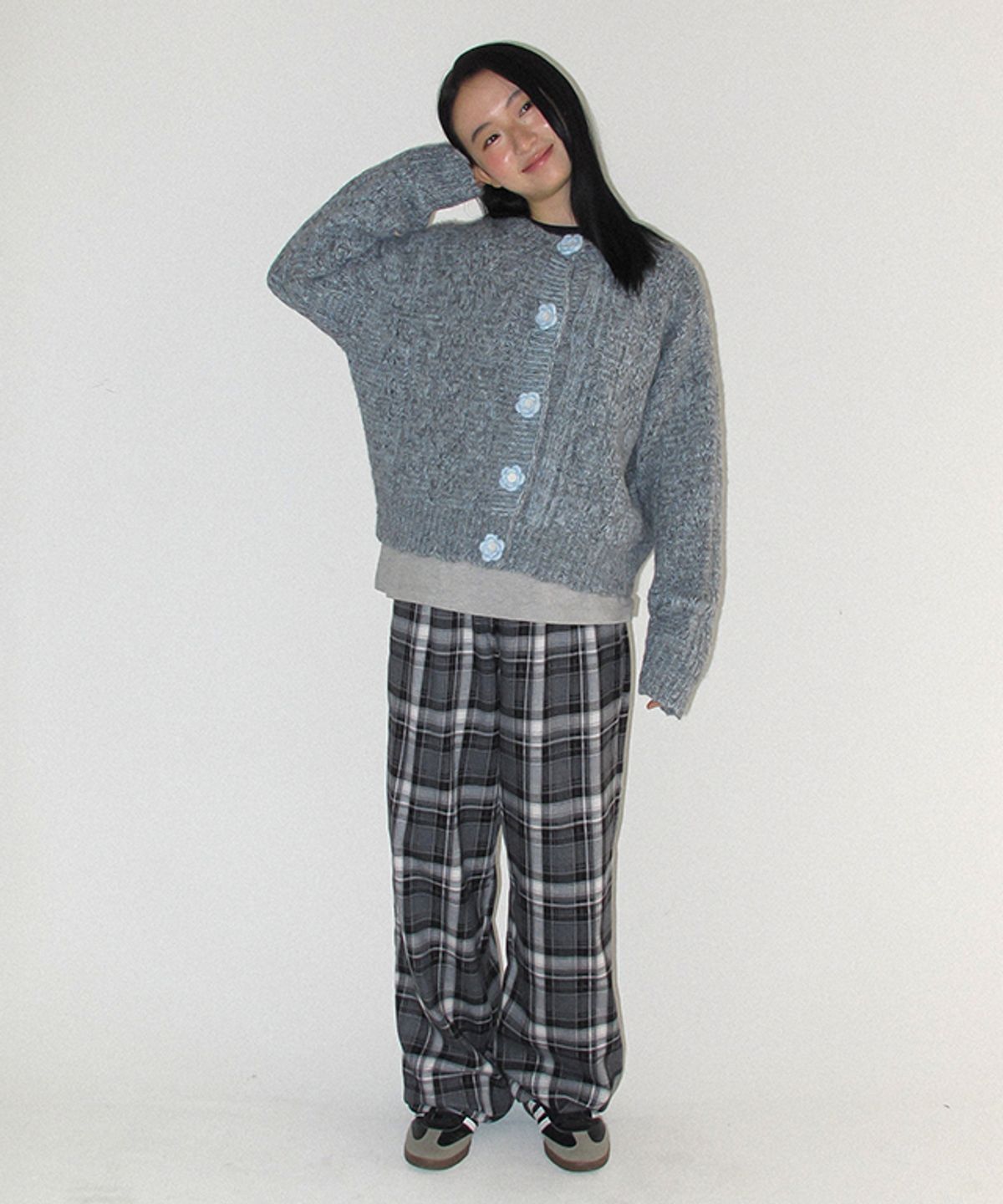 론론(RONRON) HANDMADE FLOWER BUTTON KNIT CARDIGAN GREY