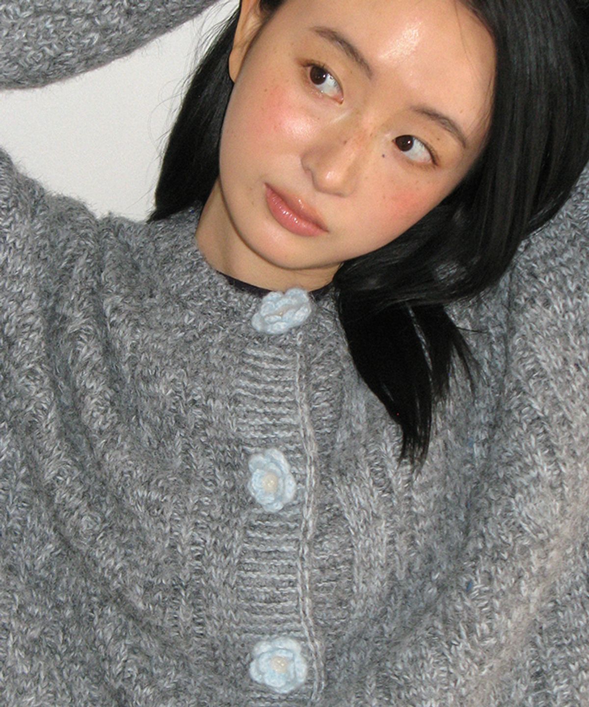 론론(RONRON) HANDMADE FLOWER BUTTON KNIT CARDIGAN GREY