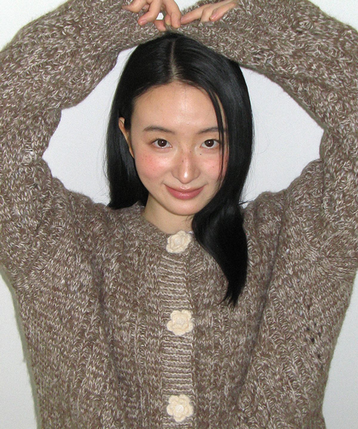 론론(RONRON) HANDMADE FLOWER BUTTON KNIT CARDIGAN BROWN
