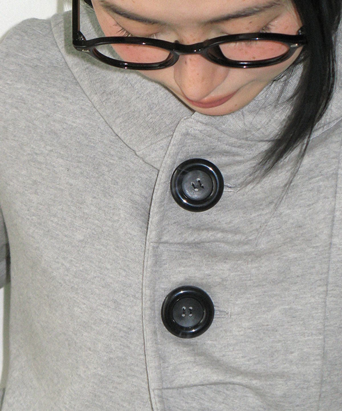 론론(RONRON) BIG BUTTON PLEATED HOODED CARDIGAN GREY