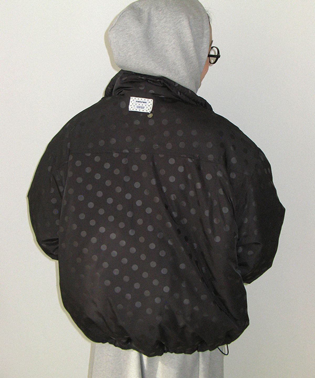 론론(RONRON) PATTERN SHIRRING POCKET PUFFER JUMPER DOT BLACK