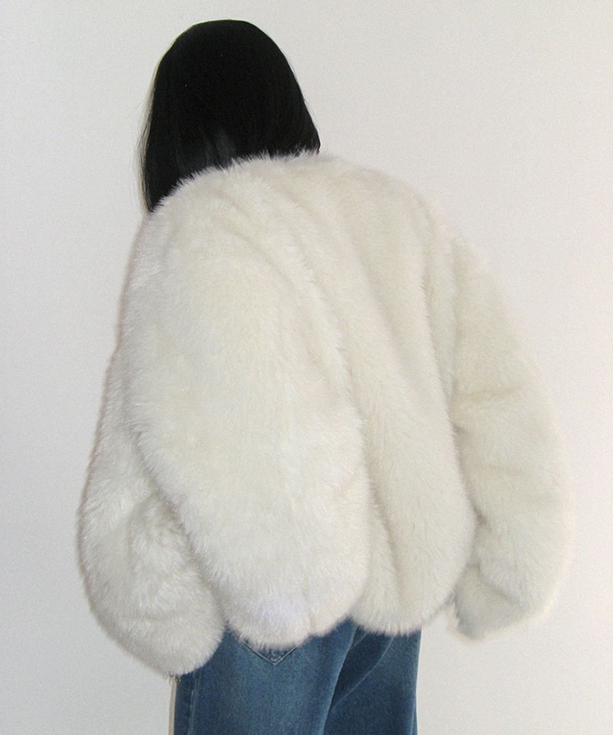론론(RONRON) INNER POINTED FLUFFY FUR JACKET IVORY
