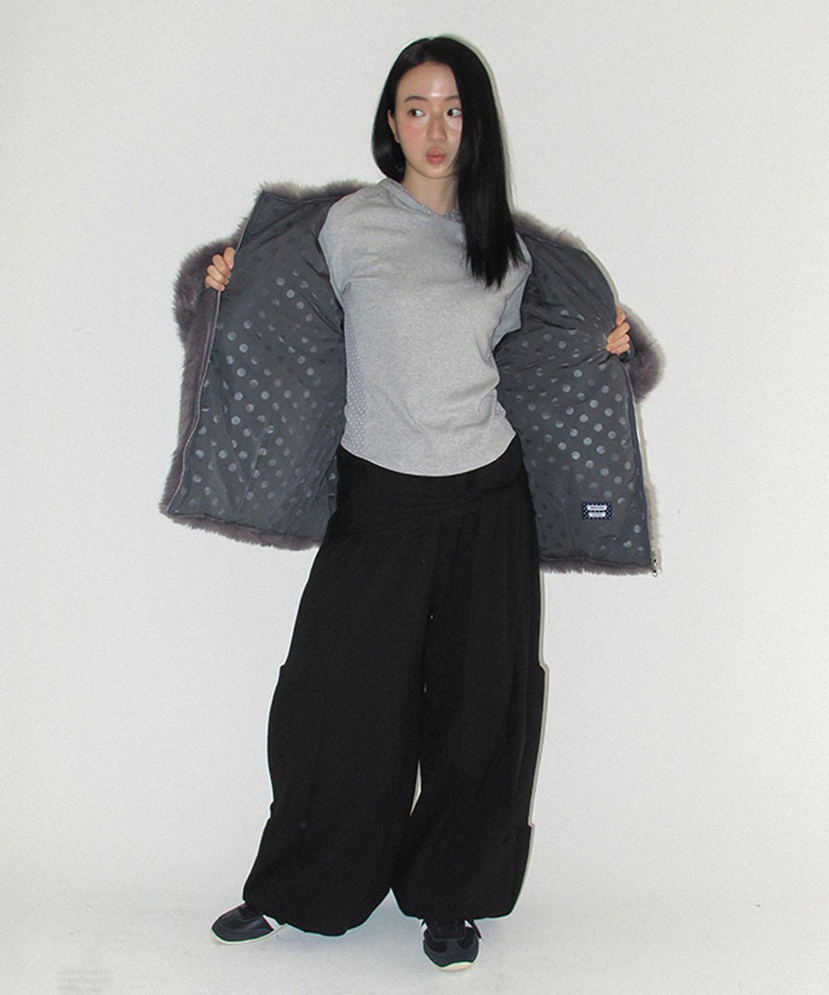 론론(RONRON) INNER POINTED FLUFFY FUR JACKET CHARCOAL