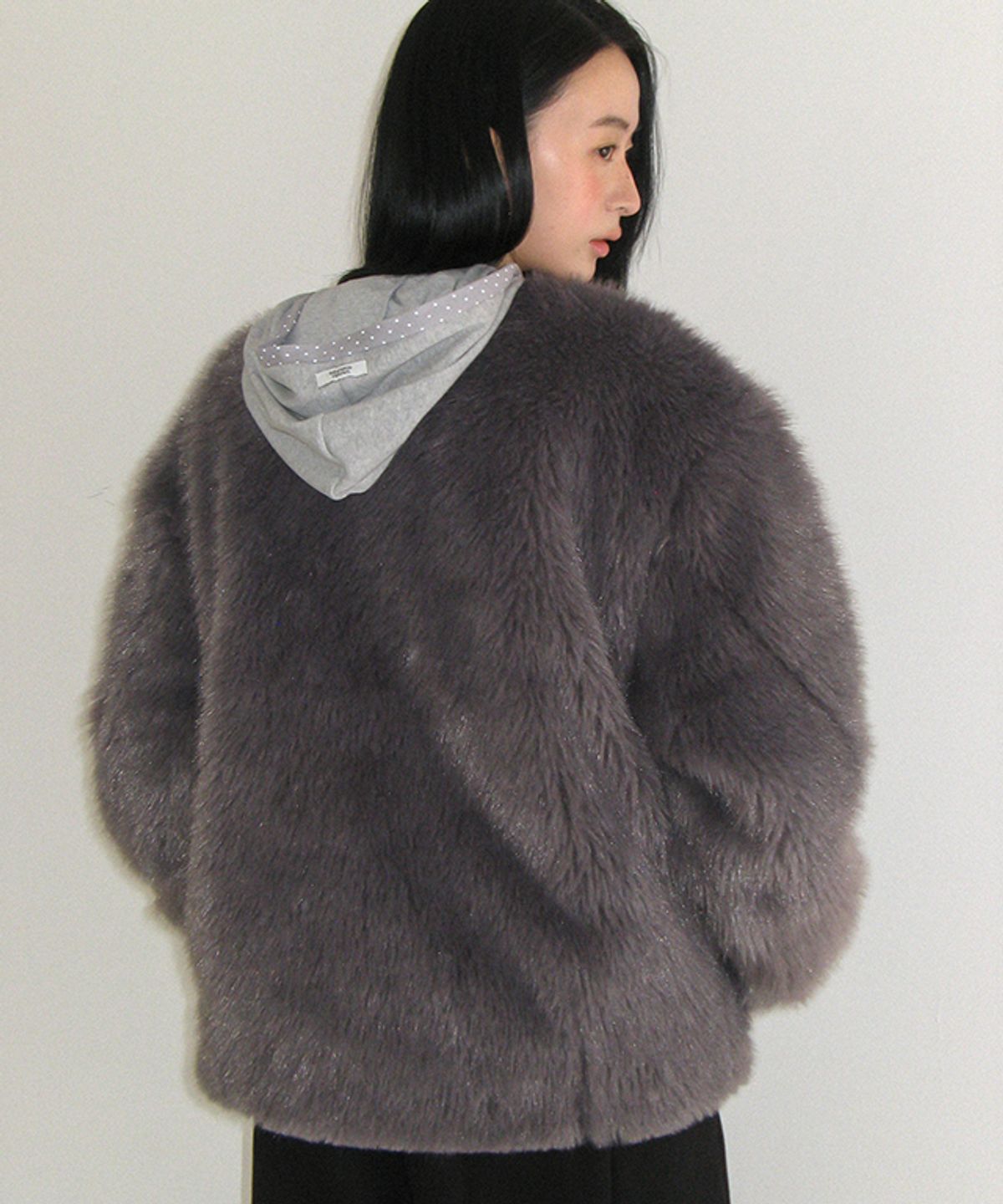 론론(RONRON) INNER POINTED FLUFFY FUR JACKET CHARCOAL