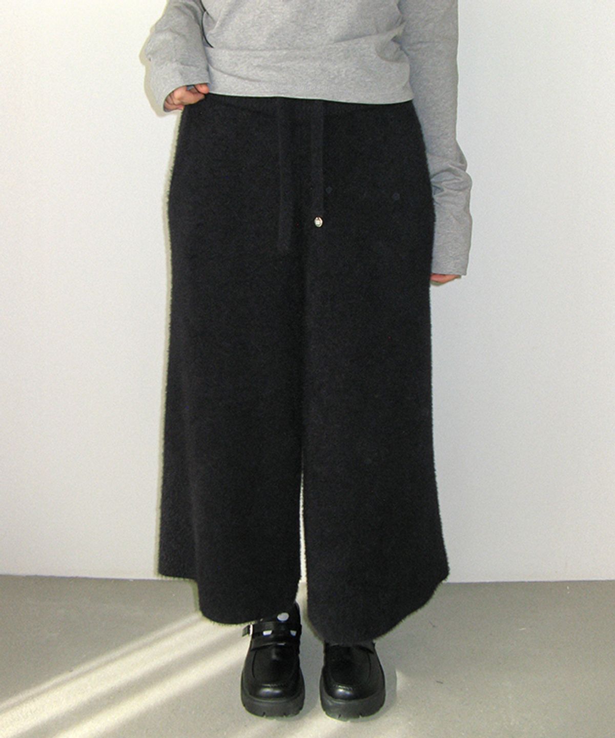 론론(RONRON) HAIRY BERMUDA KNIT PANTS BLACK