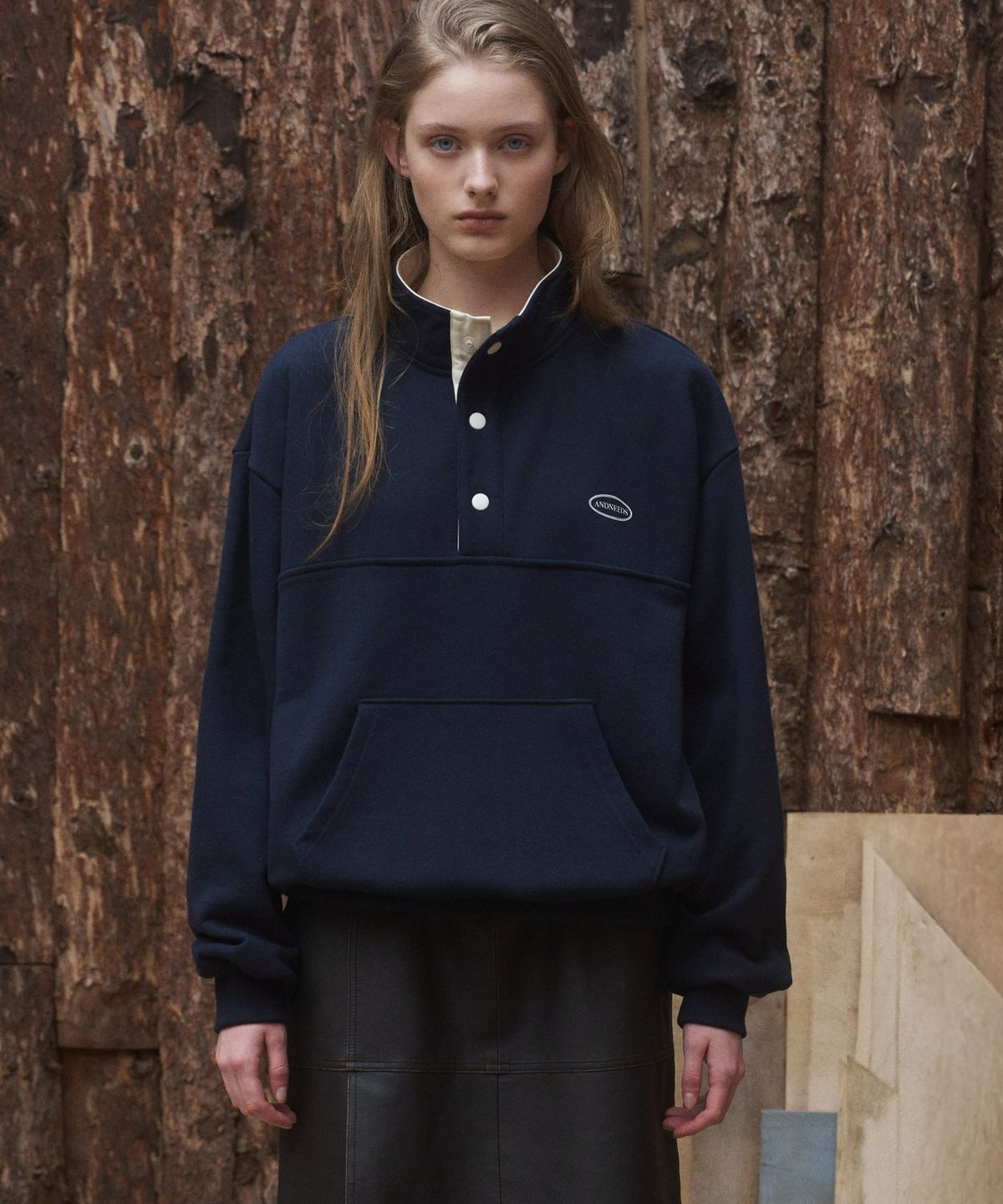 앤니즈(ANDNEEDS) Button logo sweatshirt (navy)