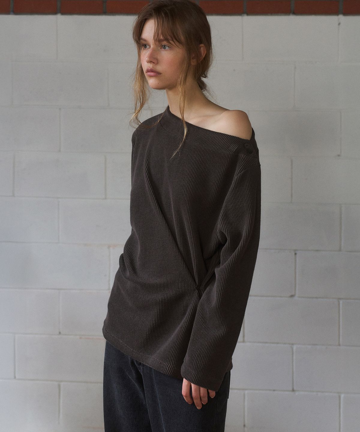 앤니즈(ANDNEEDS) Nero one shoulder long sleeve (dark brown)
