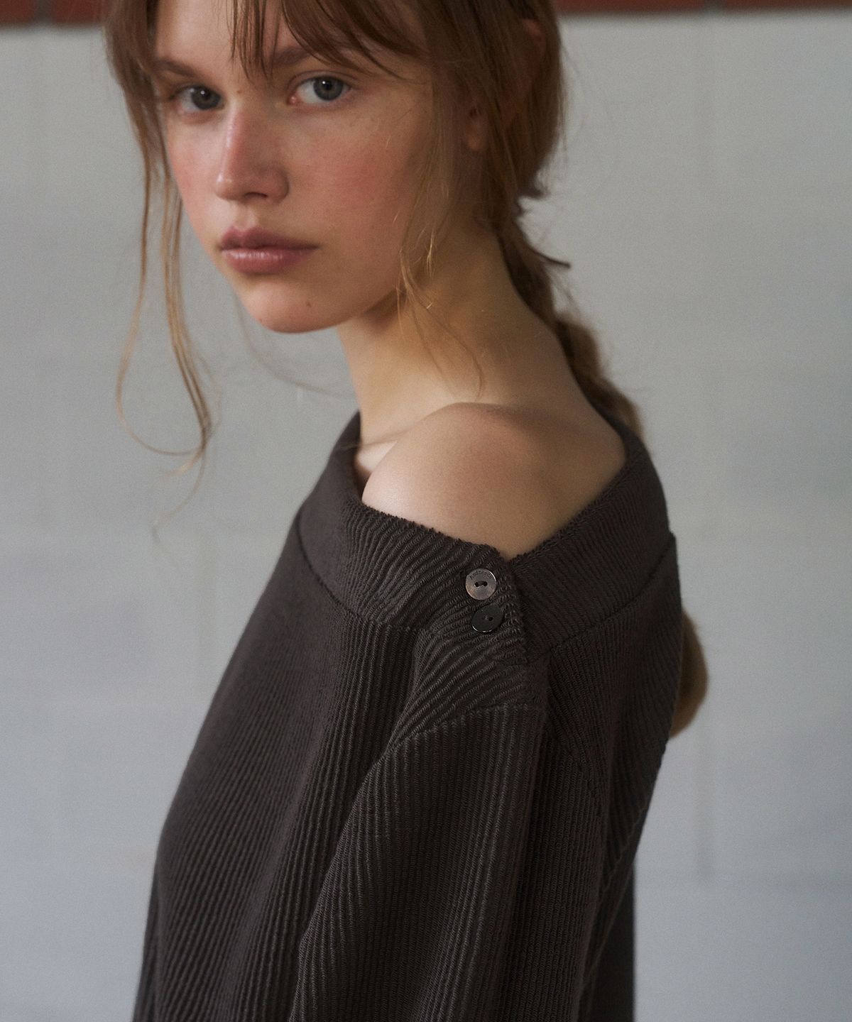 앤니즈(ANDNEEDS) Nero one shoulder long sleeve (dark brown)