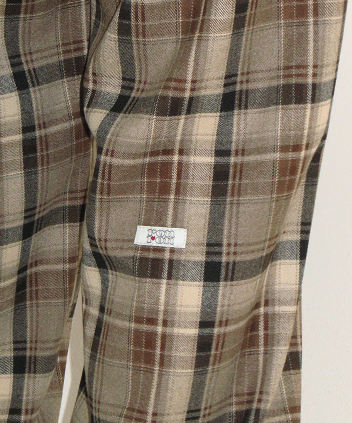 론론(RONRON) BACK HEART POCKET CHECK PANTS BEIGE