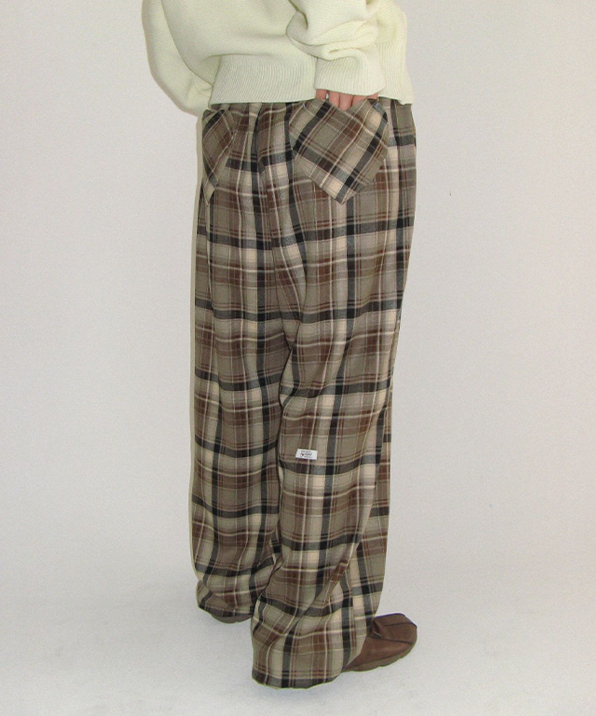 론론(RONRON) BACK HEART POCKET CHECK PANTS BEIGE