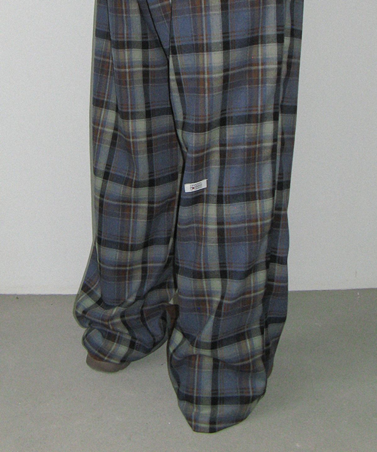 론론(RONRON) BACK HEART POCKET CHECK PANTS BLUE