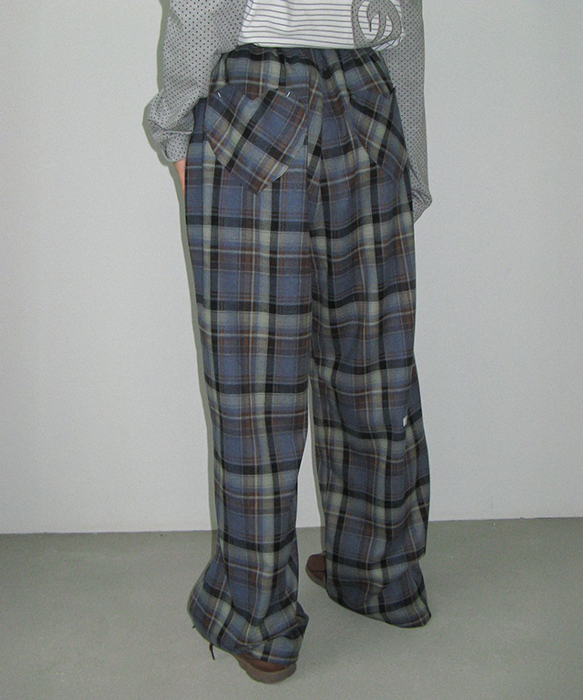 론론(RONRON) BACK HEART POCKET CHECK PANTS BLUE