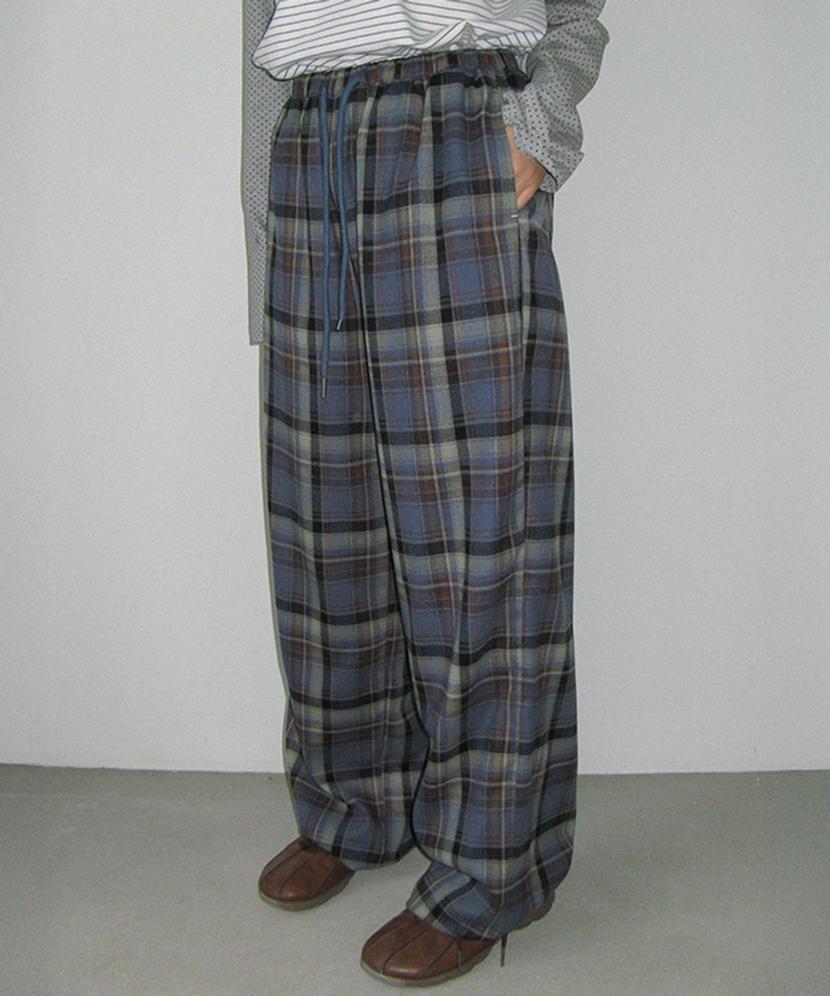 론론(RONRON) BACK HEART POCKET CHECK PANTS BLUE