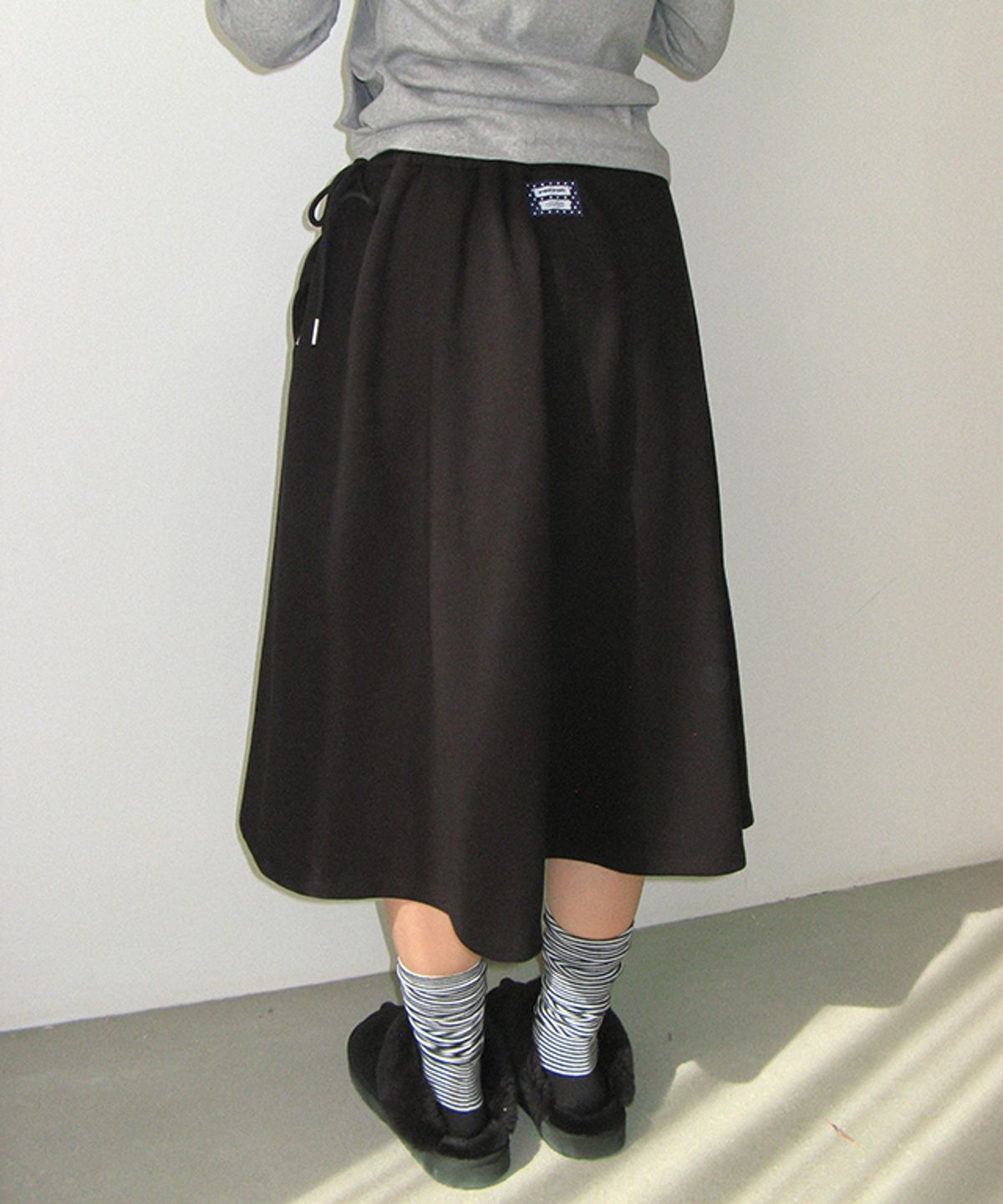 론론(RONRON) BIG BUTTON SWEAT MIDI SKIRT BLACK