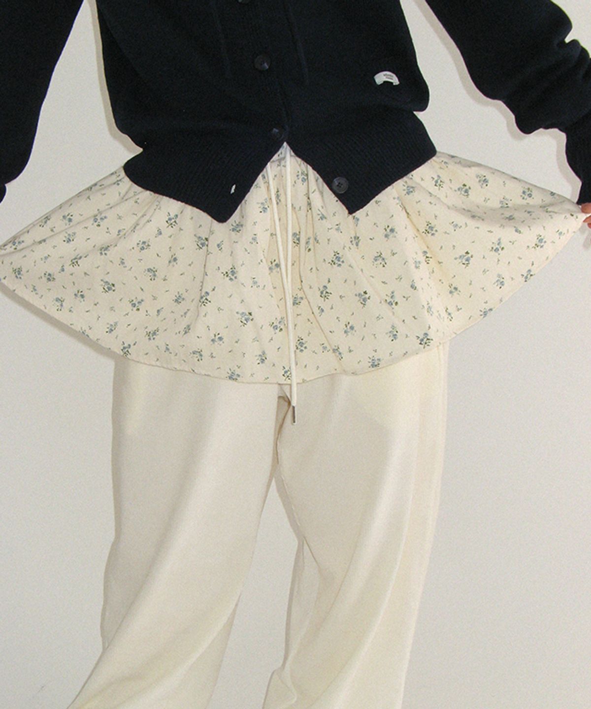 론론(RONRON) LAYERED SKIRT TRAINING PANTS IVORY FLOWER