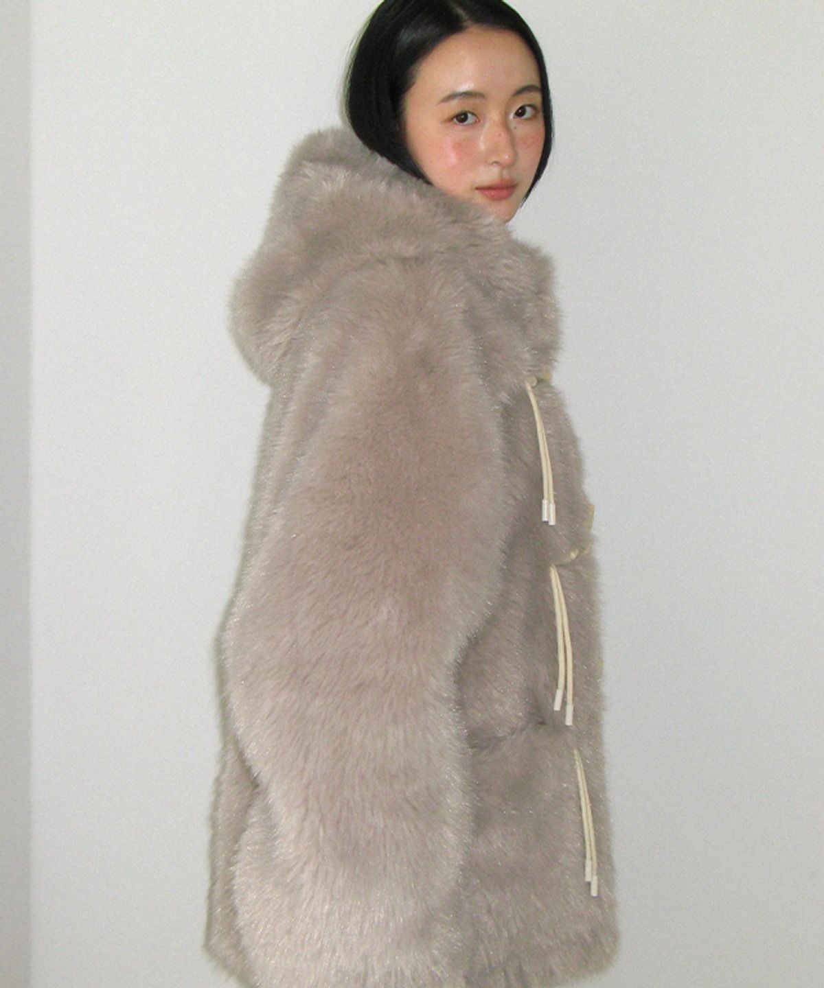 론론(RONRON) FUR TOGGLE HOODED JACKET MISTY TAUPE