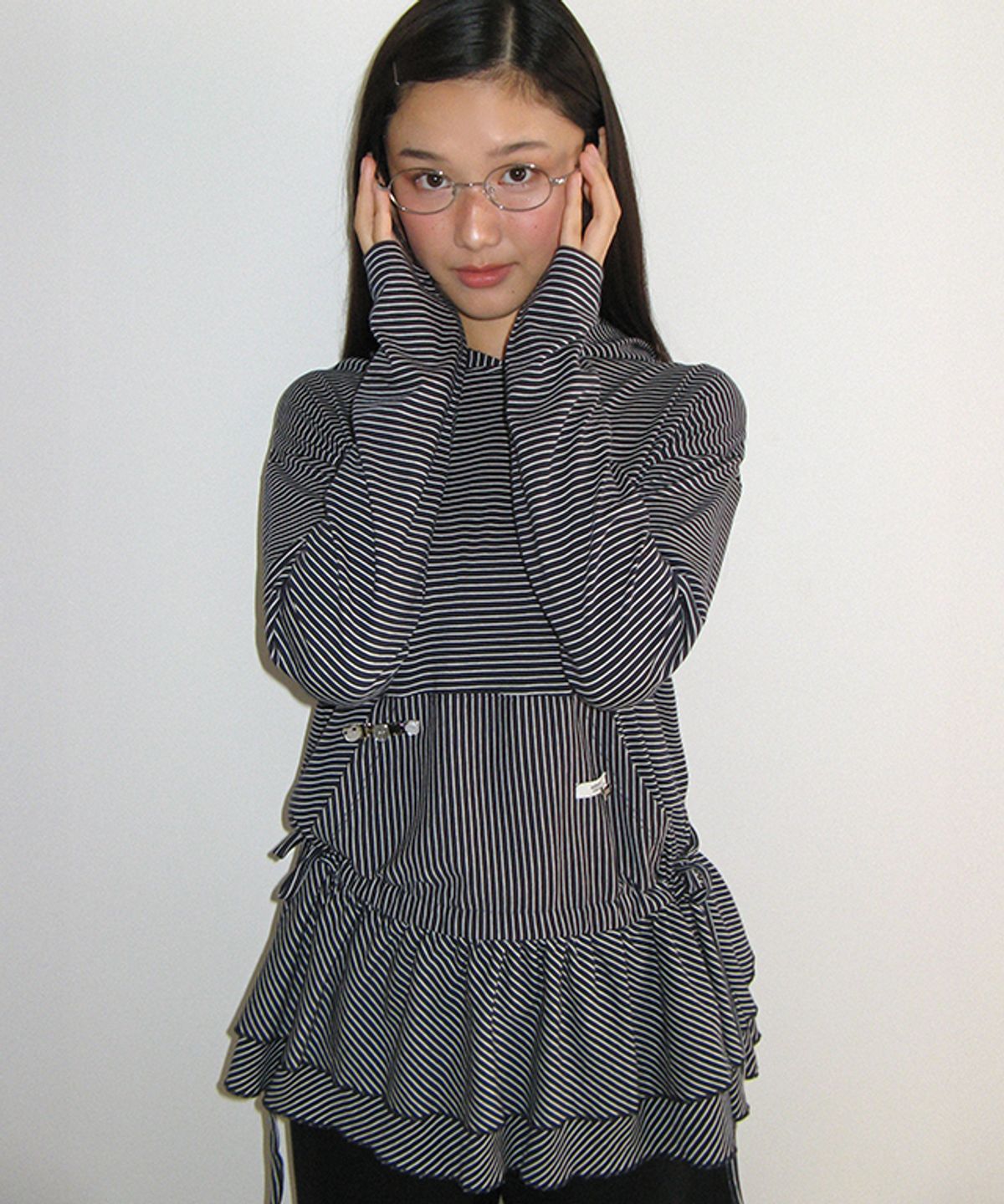 론론(RONRON) STRIPE RUFFLE LAYERED HOODED LONG SLEEVE NAVY