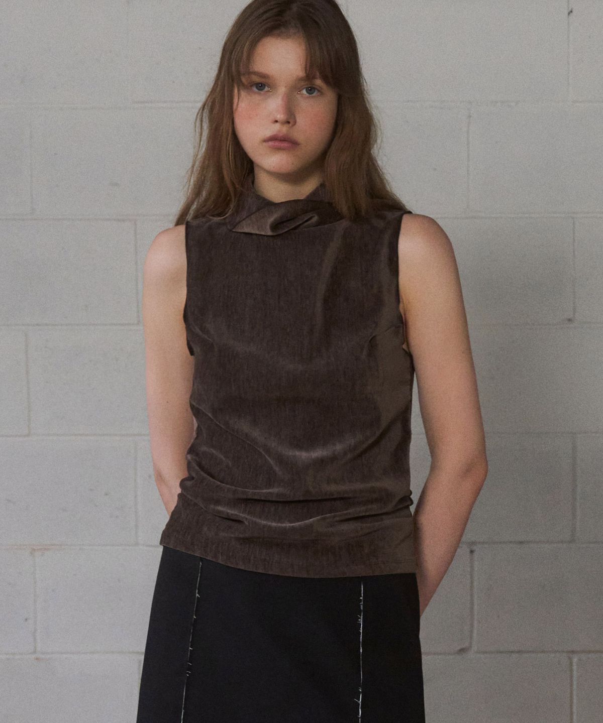 앤니즈(ANDNEEDS) Velour high-neck sleeveless (brown)