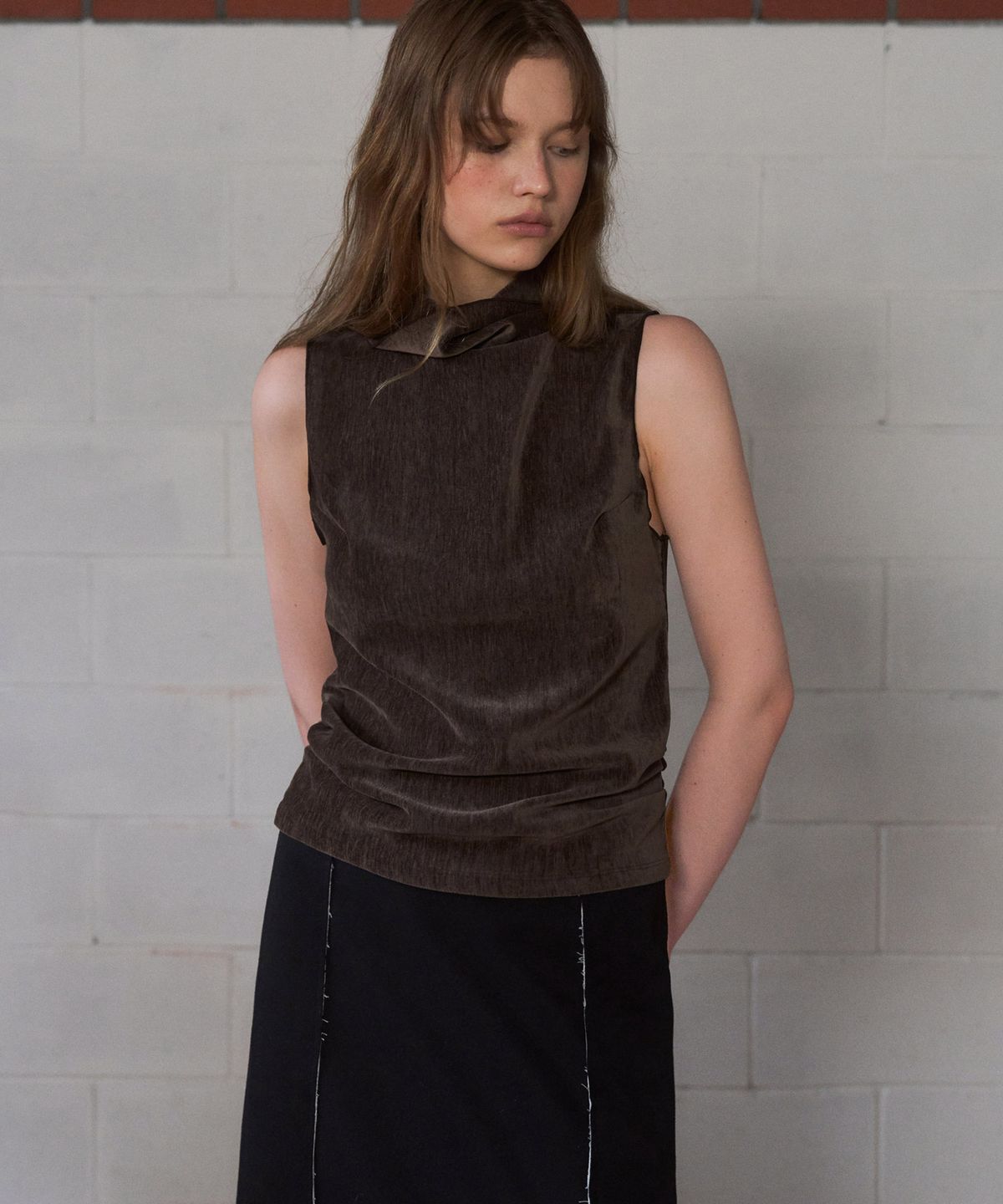 앤니즈(ANDNEEDS) Velour high-neck sleeveless (brown)