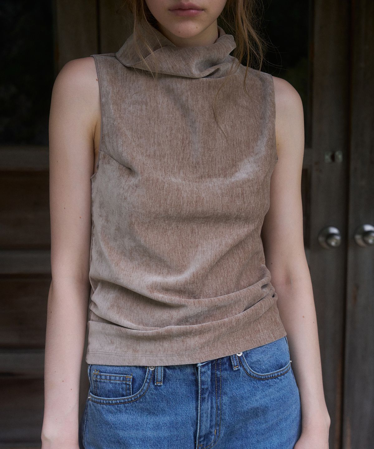 앤니즈(ANDNEEDS) Velour high-neck sleeveless (beige)