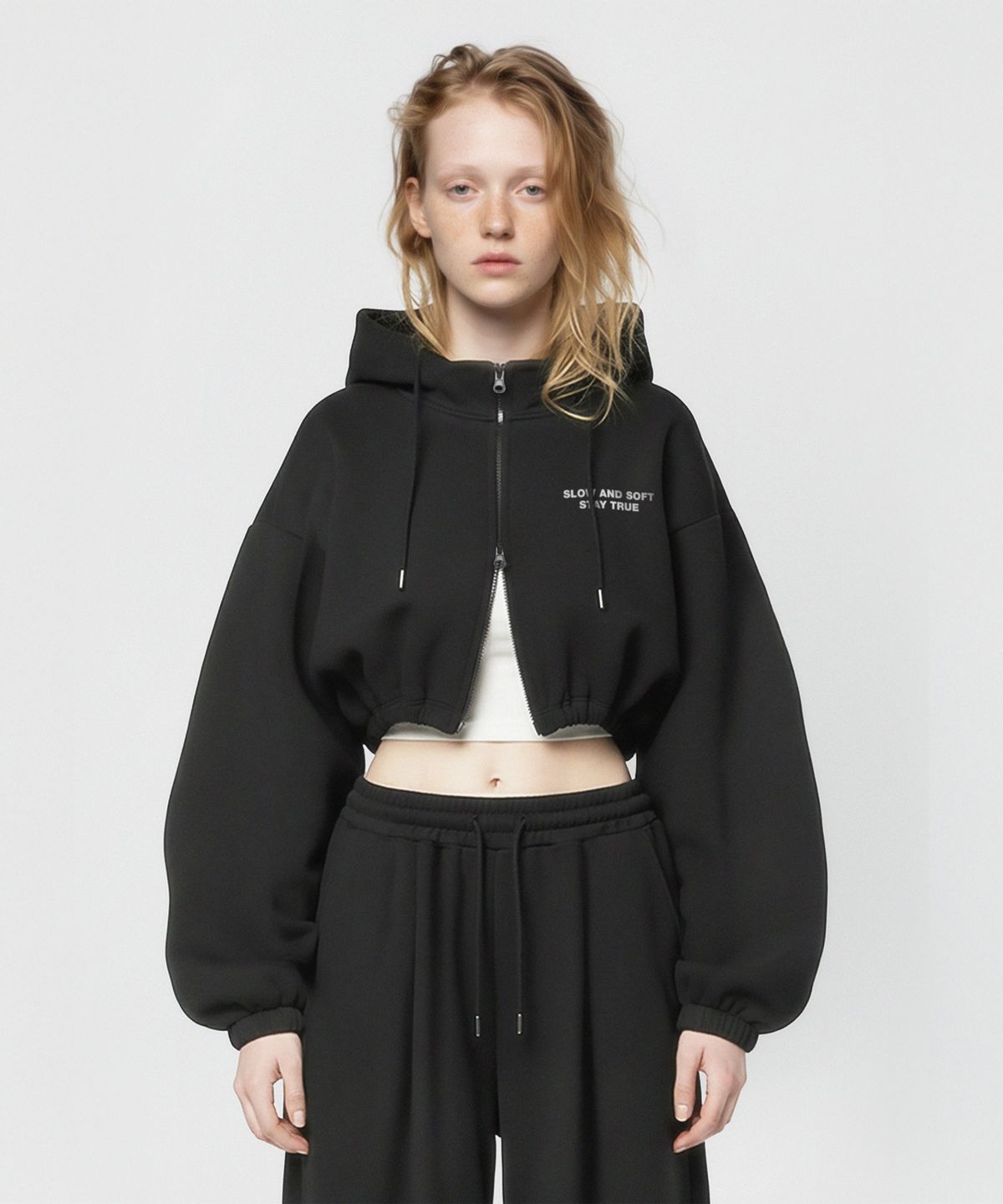 프리노어(PRINOAR) [기모선택] 슬로우 앤드 소프트 스트링 오버핏 크롭 투웨이 후드집업 - 블랙