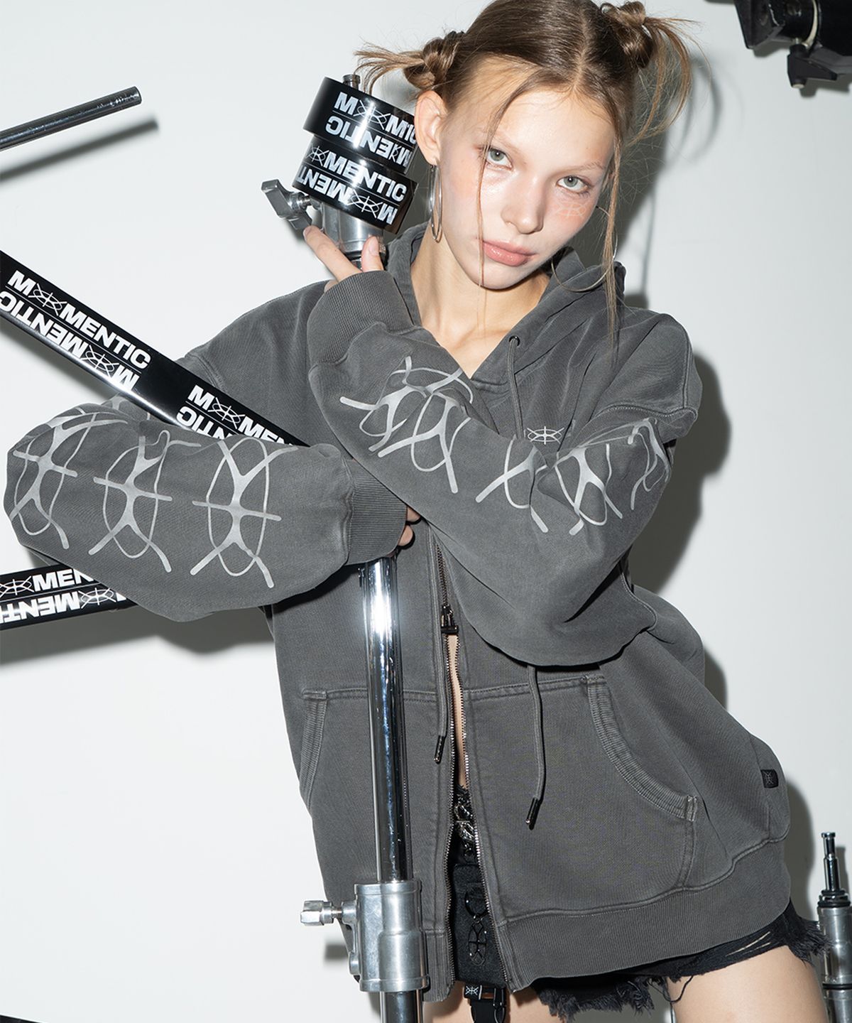 모멘틱(MOMENTIC) Pattern Logo Zip-up Hoodie