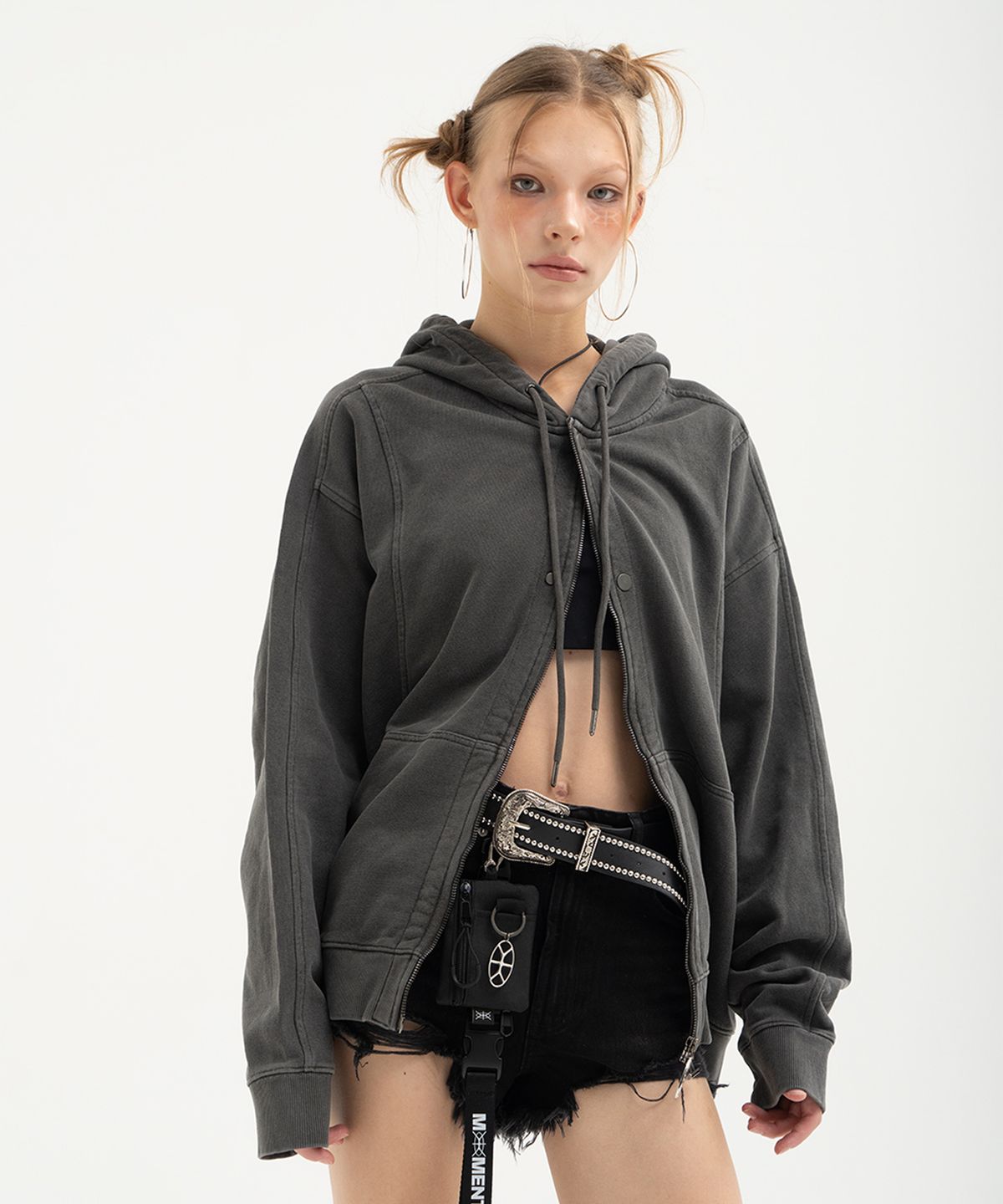 모멘틱(MOMENTIC) Momentic Knob Snap Button Zip-up Hoodie [CHARCOAL]
