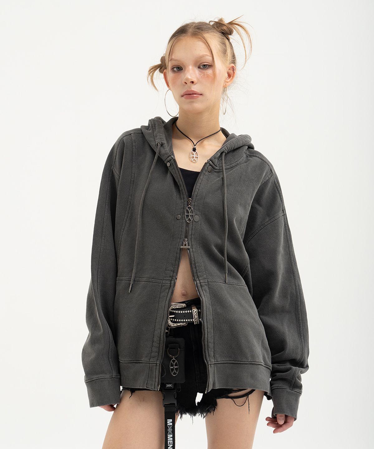 모멘틱(MOMENTIC) Momentic Knob Snap Button Zip-up Hoodie [CHARCOAL]