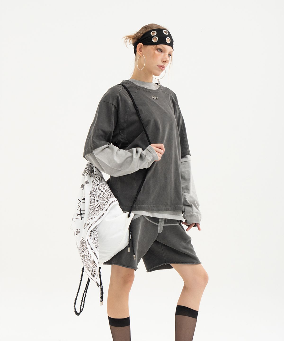 모멘틱(MOMENTIC) Momentic Logo Pendant Pigment Long Sleeve T-shirt [GREY]